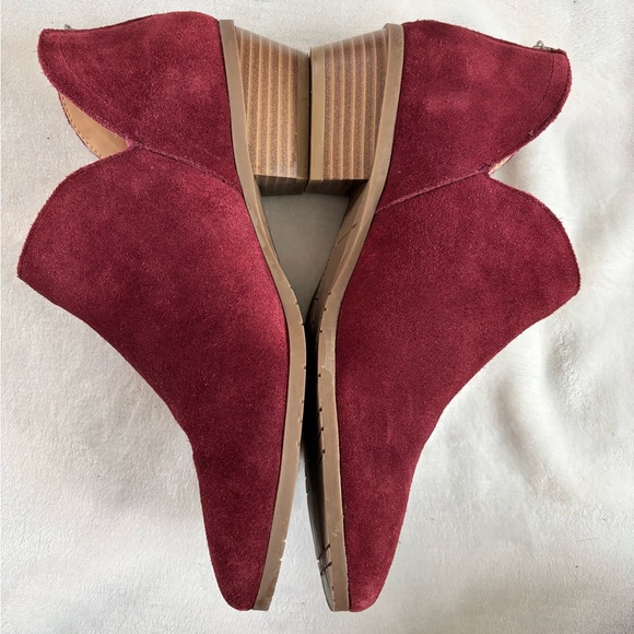 Kenneth Cole Reaction Red Suede Embroidered V-Cut Ankle Booties Size 8,5 - Picture 11 of 11